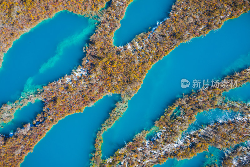 航拍秋天的四川九寨沟树正群海风景