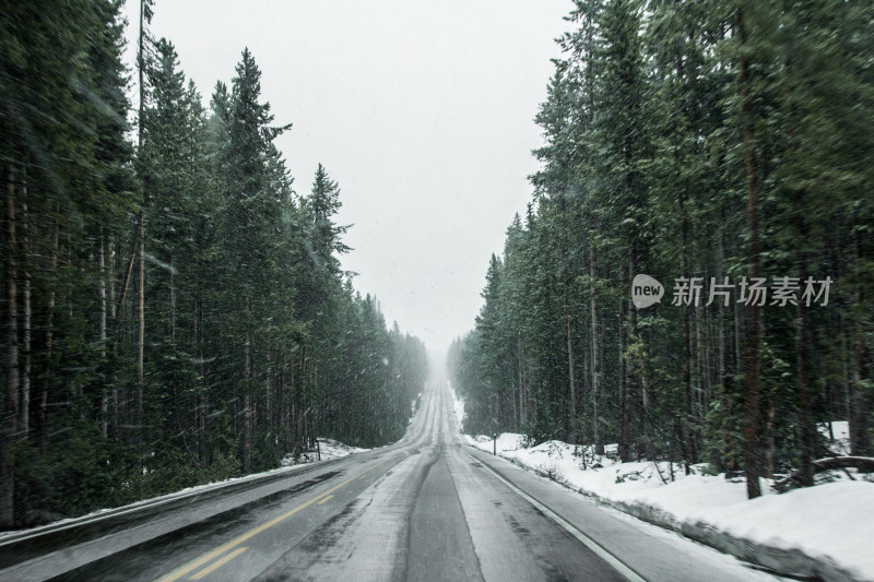 大雪天延伸向远方的公路