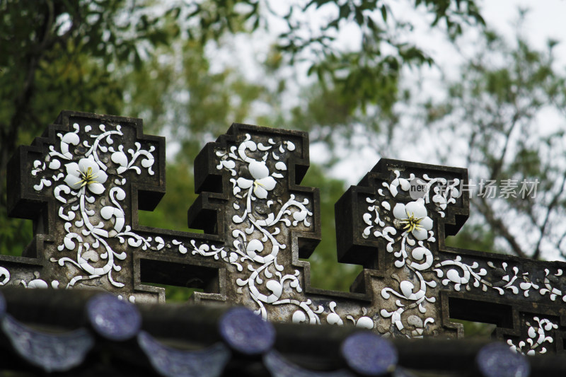 潮州古建筑屋顶精美的雕花装饰