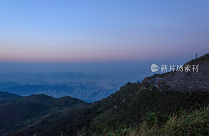 香港大帽山郊野公园山顶日出与连绵山脉晨雾