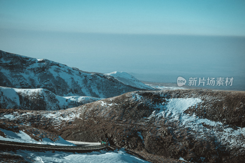 冬季长白山积雪山峰