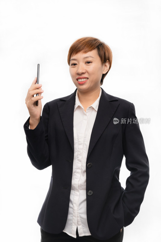 站在白色背景前着职业装使用手机的中国女性