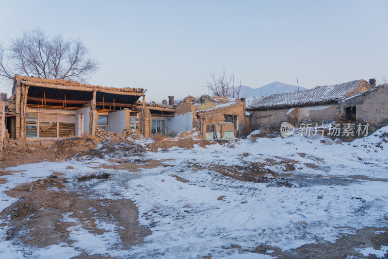 山西大同浑源坍塌废弃的房屋和冬季雪后积雪