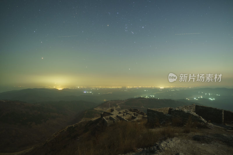 星空下的山峦夜景