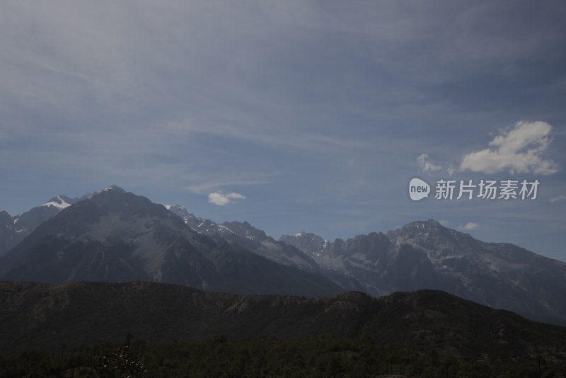 晴天下的玉龙雪山