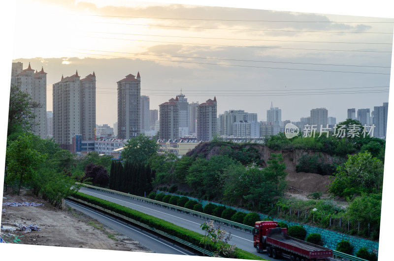 公路旁的城市建筑群景观