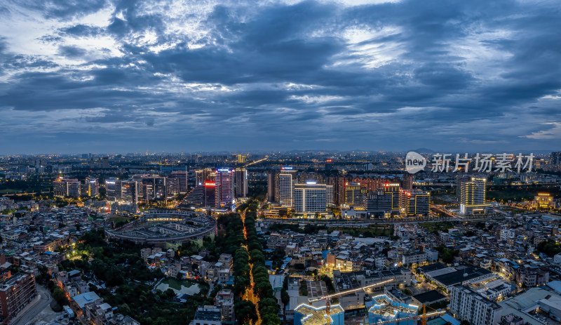 暮色下灯火辉煌的城市夜景鸟瞰图