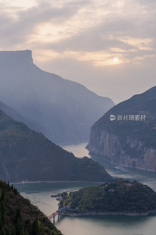 长江三峡奉节瞿塘峡日出风光