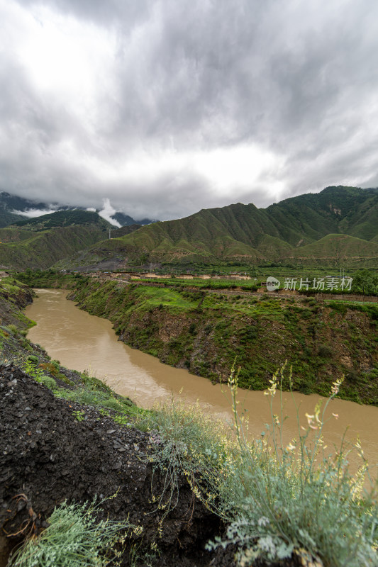 云雾缭绕下的草原山峰