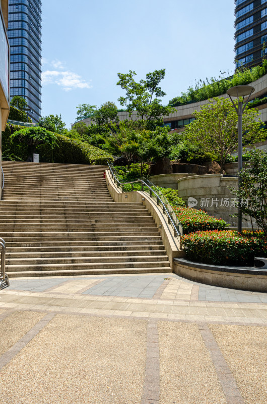 带绿植的户外楼梯全景