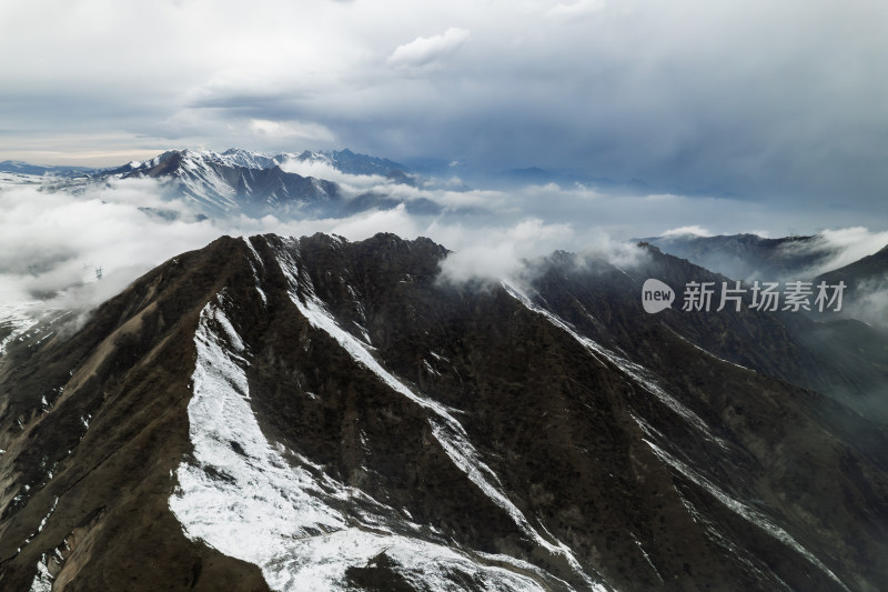 云雾 雪山 青海 青藏高原