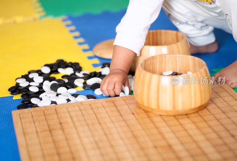 下围棋的小女孩