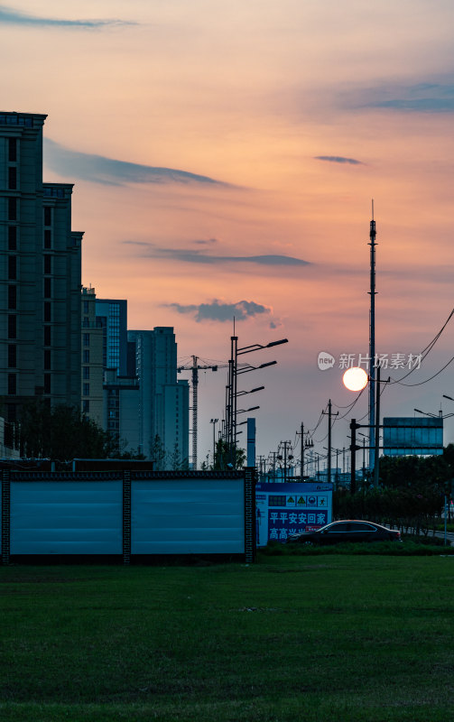 黄昏夕阳城市街道