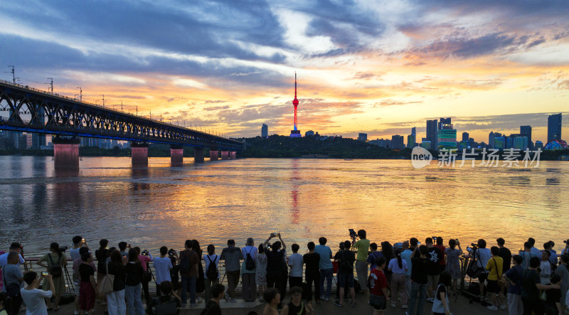 武汉长江大桥日落时分的热闹景象