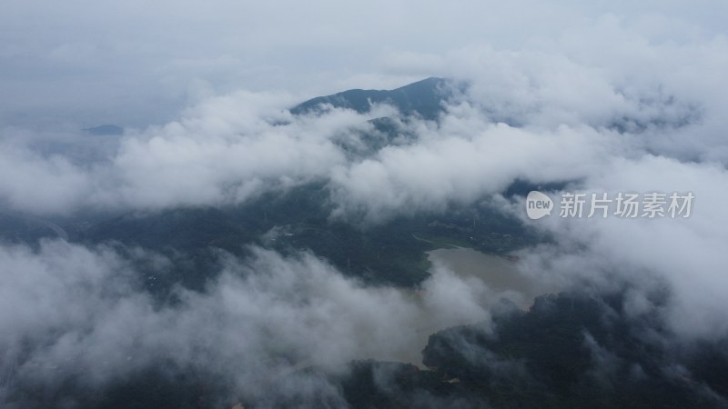 广东东莞：雨后银瓶山上空出现云海