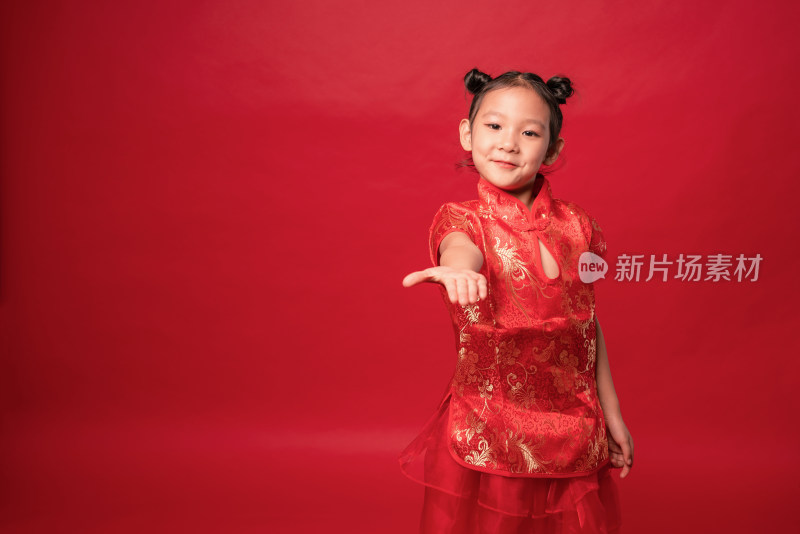 红色背景前穿旗袍伸手索要的中国女孩