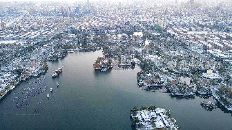 航拍山东济南大明湖5A景区雪景