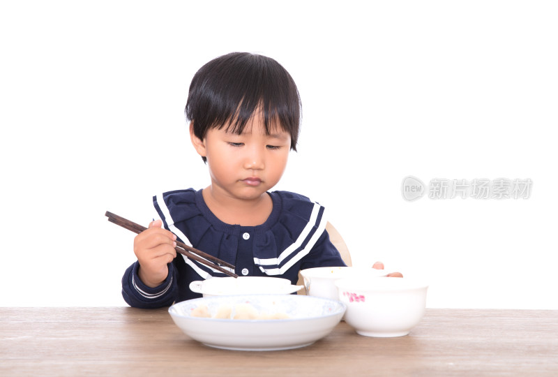 白背景前可爱的黄皮肤女孩在吃饺子