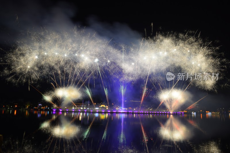 长沙浏阳烟花湖面夜景烟花绽放倒影