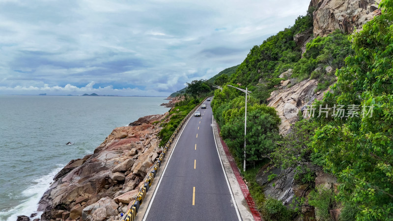 海边唯美公路大海海浪礁石航拍图