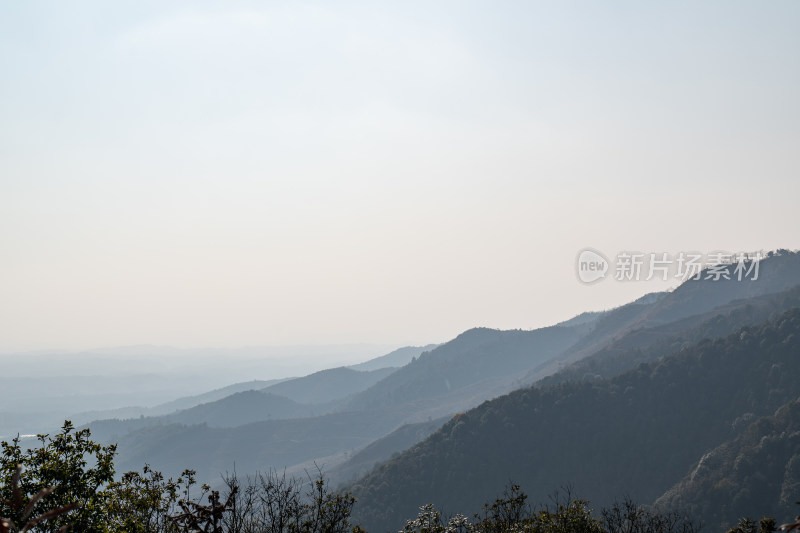 朦胧群山远景图