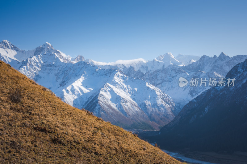 新疆夏塔雪山草原山水自然风景