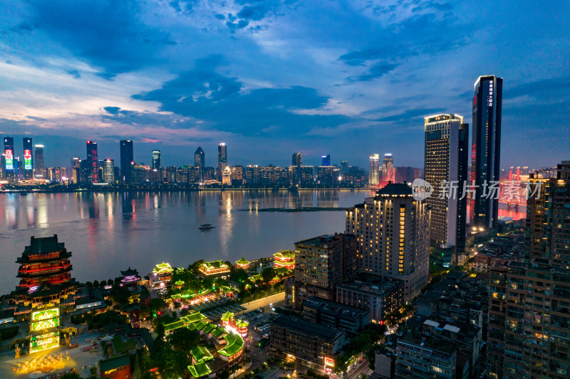 江西南昌夜幕降临夜景航拍图