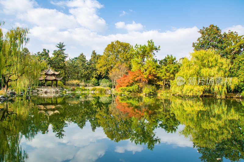 浙江杭州西湖花港公园园林秋景