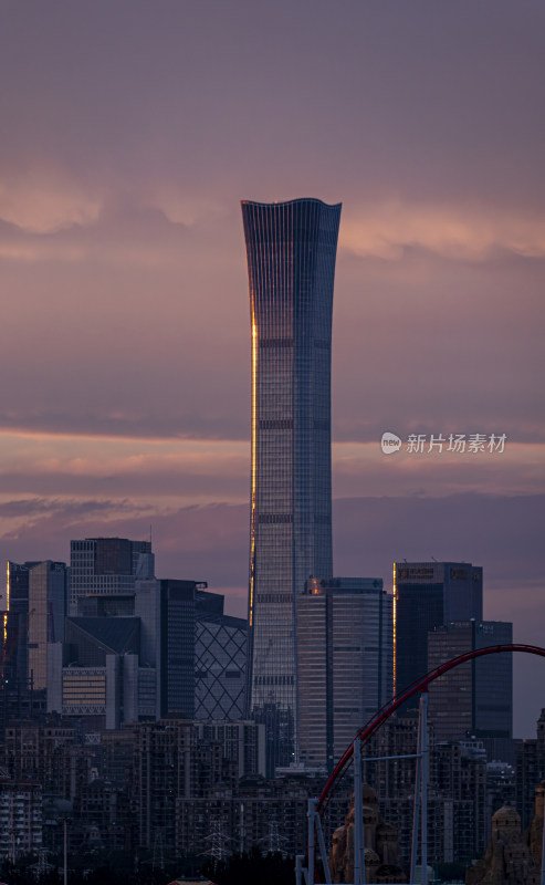 城市暮色中壮观的摩天大楼全景