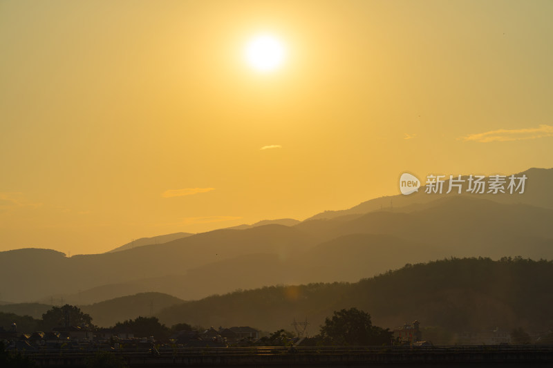 落日余晖下的山峦