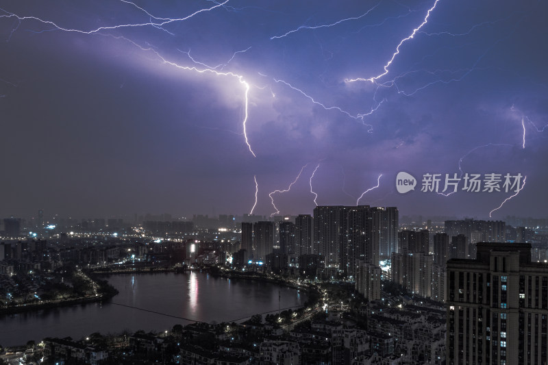 城市夜空闪电划破天际的震撼景象