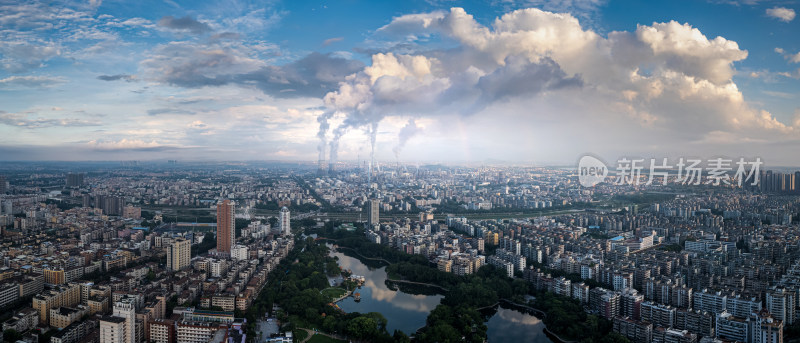 城市全景鸟瞰蓝天白云下的建筑与河流