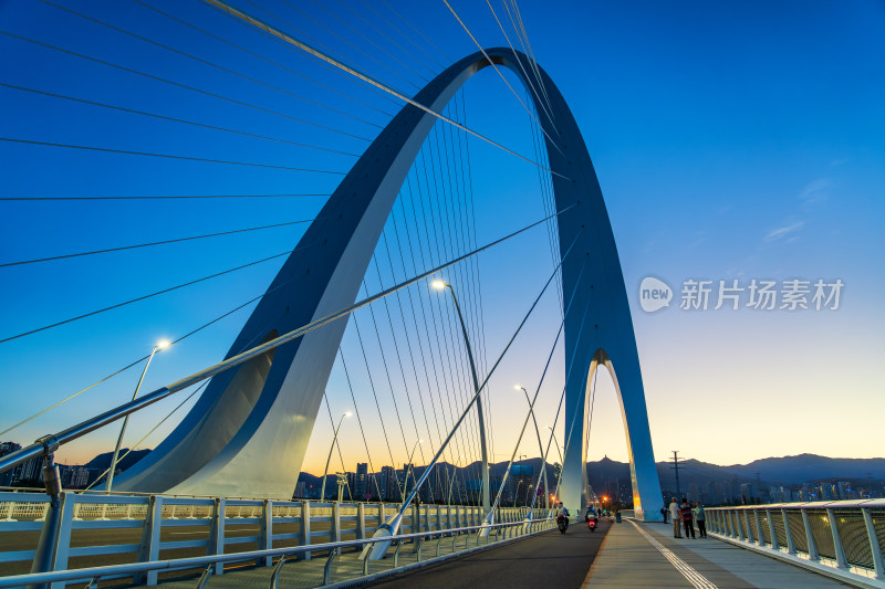 北京新首钢大桥黄昏夜景与路人