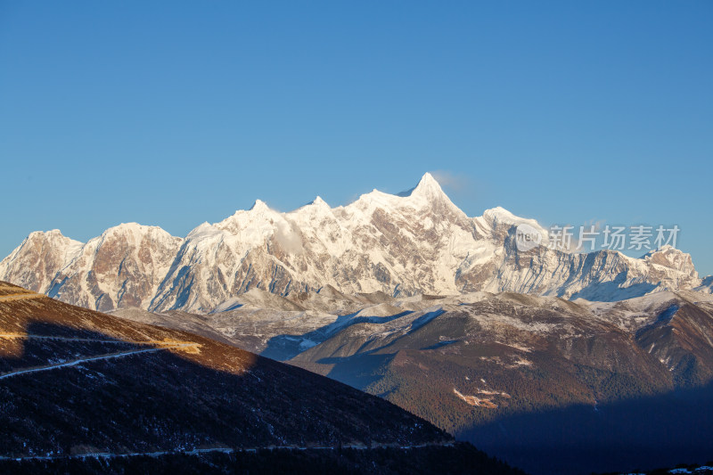 西藏林芝冬季南迦巴瓦峰蓝天白云下的雪山