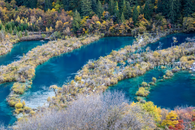 九寨沟秋色，树正群海湖光山色五彩斑斓