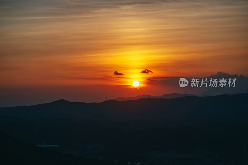 黄昏时分太阳完全落下群山后的天空场景