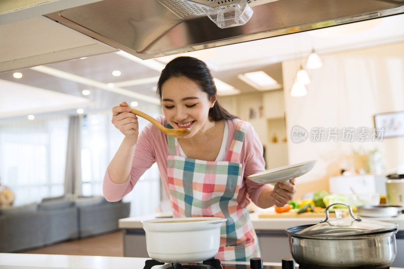 青年女人在厨房煲汤