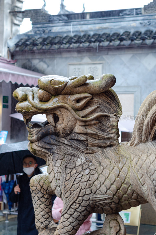 上海城隍庙门前的麒麟雕塑迎着雨水