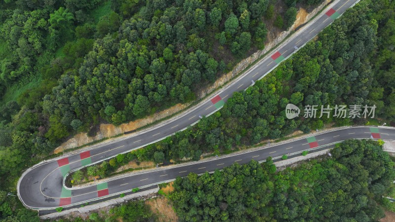 鸟瞰山脉公路