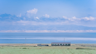 青海省青海湖畔蓝天下的房屋