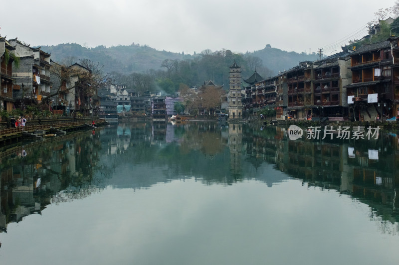 湖南湘西烟雨中的凤凰古城