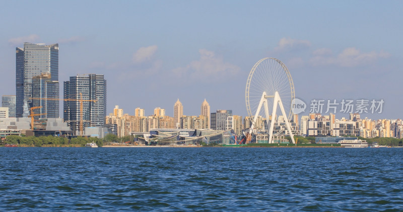 滨湖城市摩天轮与城市建筑群