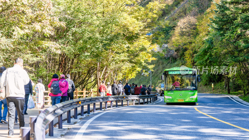 四川九寨沟景区的门口及游客排队上车乘车