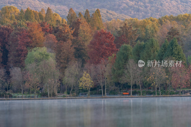 江苏南京灵山风景区前湖秋天秋色倒影