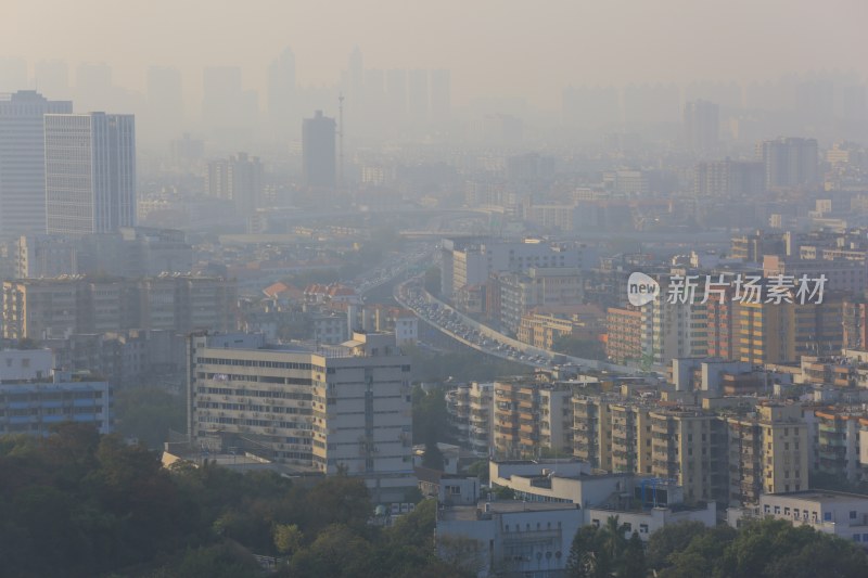 城市高楼与交通俯瞰景象