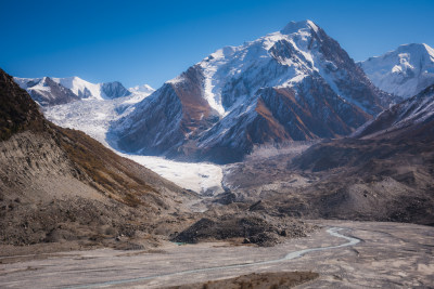 新疆天山山脉宏伟雪山冰川风景