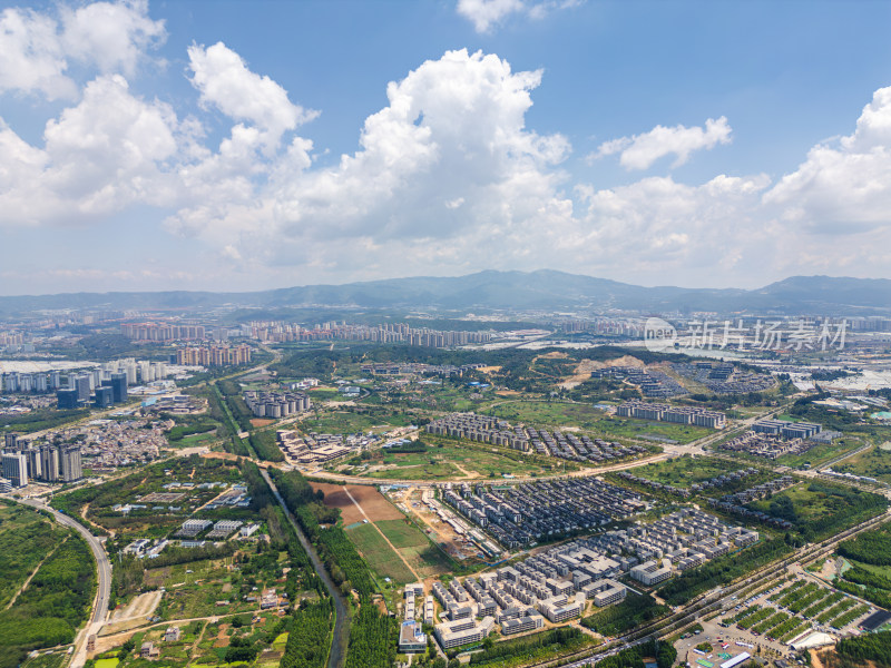 航拍滇池旁的昆明市城市风光