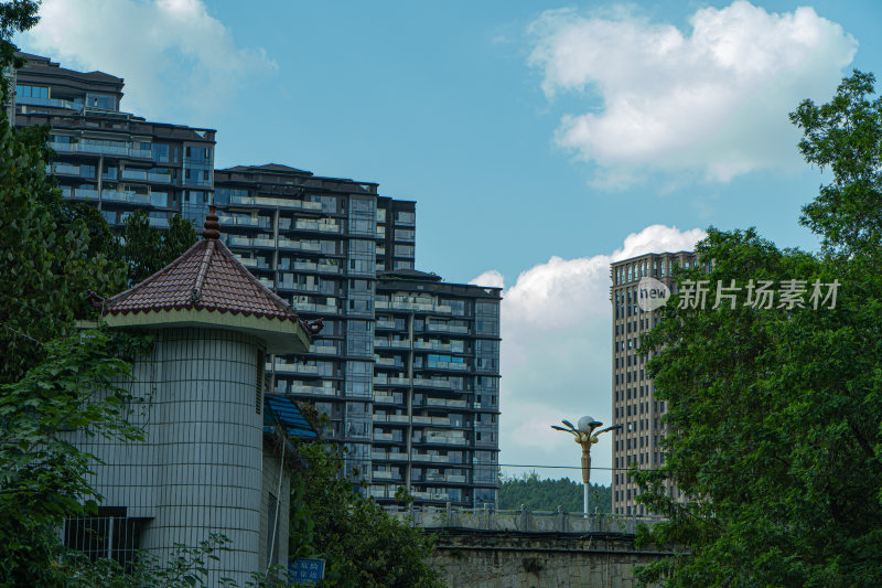 蓝天白云下的城市建筑