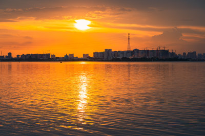 夕阳下的金色水面