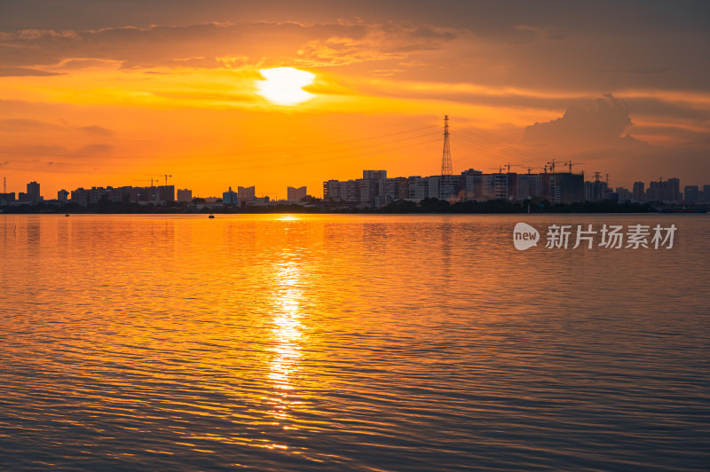 夕阳下的金色水面